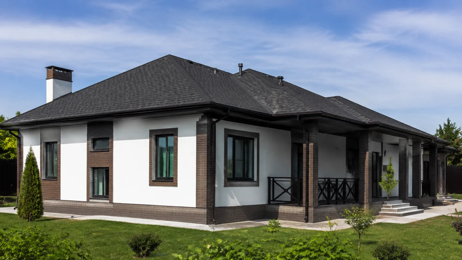 Мягкая кровля на скатах частного дома в дневном свете