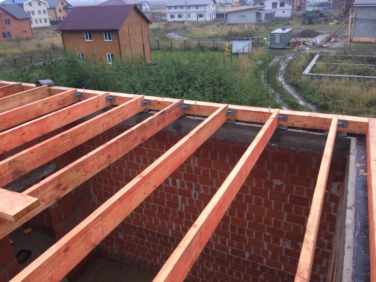 Кровля из металлочерепицы на частном доме
